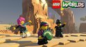 Drie lego-personages in een woestijnlandschap: een met roze haar, een met een tas en een met een politiepet.