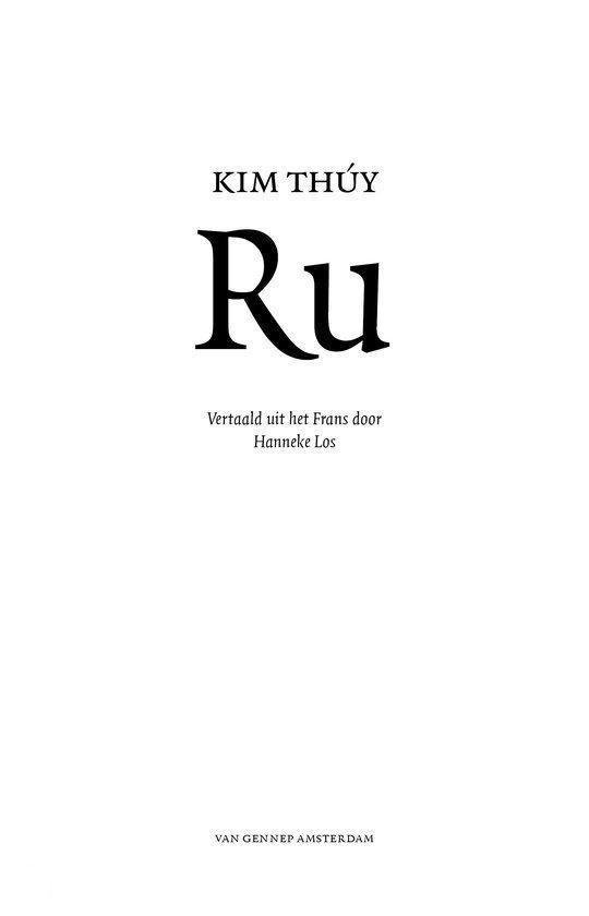 Boekcover van 'Ru' van Kim Thúy, met grote zwarte letters 'Ru' op een witte achtergrond. Tekst over vertaling en uitgever.