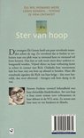 Achterkant van een boek met de titel 'Ster van hoop'. Een kleine foto van een lachende vrouw met bril is zichtbaar.
