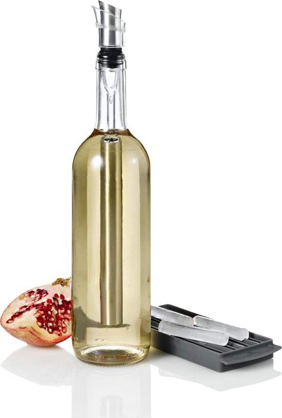 Fles witte wijn met adhoc Icestick, stuk granaatappel en ijshouder met ijsblokjes.