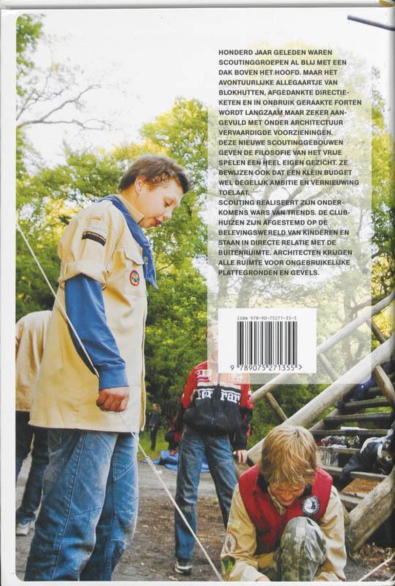Jongens in scout uniformen op een houten constructie in het bos. Tekst op de achterkant van een boek.