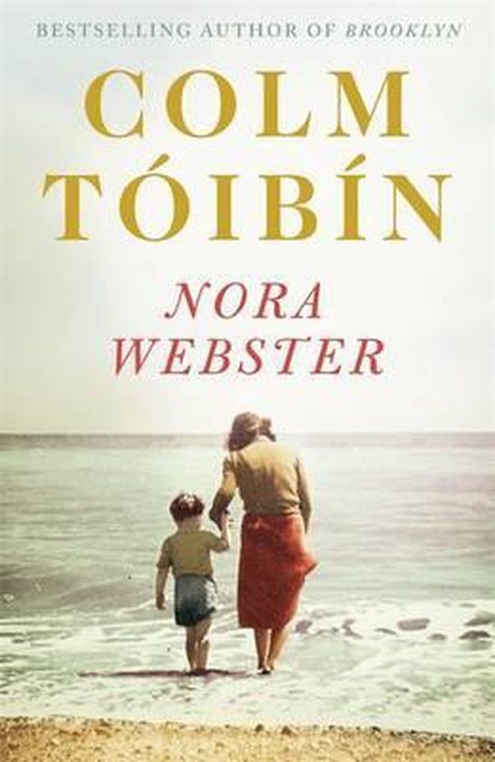 Boek "Nora Webster" van Colm Tóibín. Een vrouw en kind lopen op het strand bij de zee.