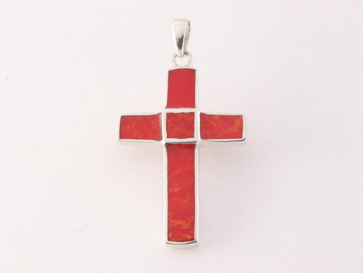 Zilveren kruishanger met rode koraal steen