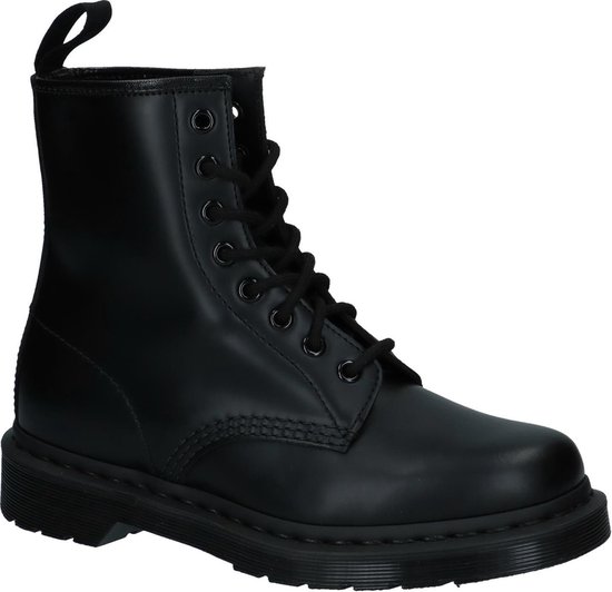 Botte à lacets Dr. Martens noire lisse avec des lacets noirs. Semelle et coutures jaunes.