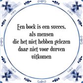 Tegeltje met Spreuk (Tegeltjeswijsheid): Een boek is een succes, als mensen die het niet hebben gelezen daar niet voor durven uitkomen + Kado verpakking & Plakhanger