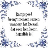 Tegeltje met Spreuk (Tegeltjeswijsheid): Rampspoed brengt mensen samen wanneer het kwaad, dat over hen komt, hetzelfde is! + Kado verpakking & Plakhanger