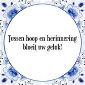 Tegeltje met Spreuk (Tegeltjeswijsheid): Tussen hoop en herinnering bloeit uw geluk! + Kado verpakking & Plakhanger