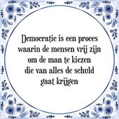 Tegeltje met Spreuk (Tegeltjeswijsheid): Democratie is een proces waarin de mensen vrij zijn om de man te kiezen die van alles de schuld gaat krijgen + Kado verpakking & Plakhanger