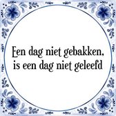 Tegeltje met Spreuk (Tegeltjeswijsheid): Een dag niet gebakken, is een dag niet geleefd + Kado verpakking & Plakhanger