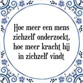 Tegeltje met Spreuk (Tegeltjeswijsheid): Hoe meer een mens zichzelf onderzoekt, hoe meer kracht hij in zichzelf vindt + Kado verpakking & Plakhanger