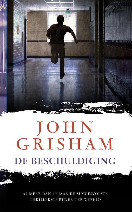 Un homme court dans un couloir sombre, un livre intitulé 'De Beschuldiging' de John Grisham.