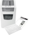 Witte Leitz IQ Slim Home Office P4 papierversnipperaar met handleiding en plastic zak voor snippers ernaast.