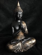 Statue de Bouddha Thai 16X22x9CM Ce Bouddha (en fait un disciple) utilise la posture Namaskara (mudra) .Peint à la main et donc chaque statue est unique!