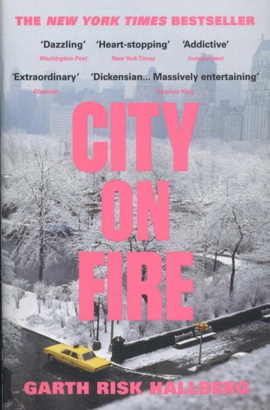 Winterlandschap, met grote roze letters 'CITY ON FIRE', en gele taxi.