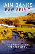 Boekcover: 'Raw Spirit' door Iain Banks. Een landschap met een beekje, boerderijen en een heuvel op de achtergrond.