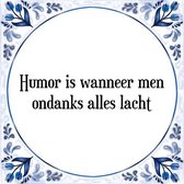 Tegeltje met Spreuk (Tegeltjeswijsheid): Humor is wanneer men ondanks alles lacht + Kado verpakking & Plakhanger