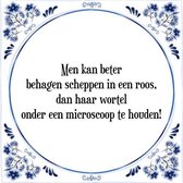 Tegeltje met Spreuk (Tegeltjeswijsheid): Men kan beter behagen scheppen in een roos, dan haar wortel onder een microscoop te houden! + Kado verpakking & Plakhanger