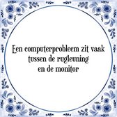 Tegeltje met Spreuk (Tegeltjeswijsheid): Een computerprobleem zit vaak tussen de rugleuning en de monitor + Kado verpakking & Plakhanger