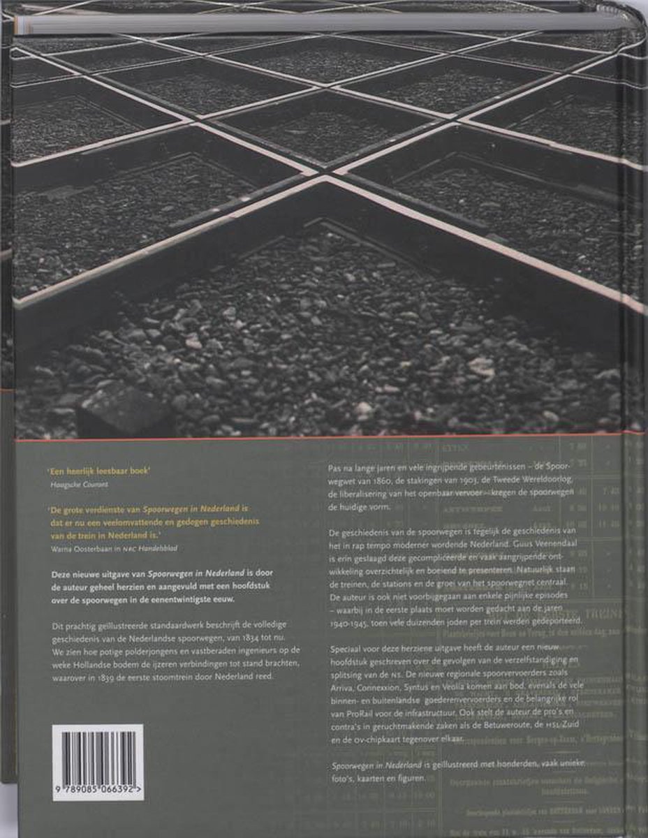 Achterflap boek 'Spoorwegen in Nederland' met treinsporen, tekst en barcode.
