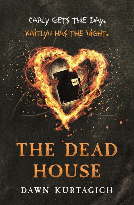 Boekomslag: "The Dead House" met een hart van vuur boven een huis. Tekst: "CARLY GETS THE DAY. KAITLYN HAS THE NIGHT. THE DEAD HOUSE. DAWN KURTAGICH."