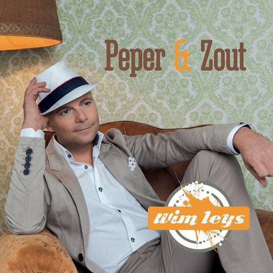 Man met witte hoed met blauwe band, beige jasje, witte blouse, zittend op bruine fauteuil. Tekst "Peper & Zout" en "Wim Leys".