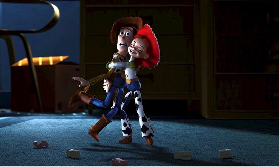 Woody en Jessie omhelzen elkaar in een donkere kamer, op de vloer liggen speelgoedonderdelen.