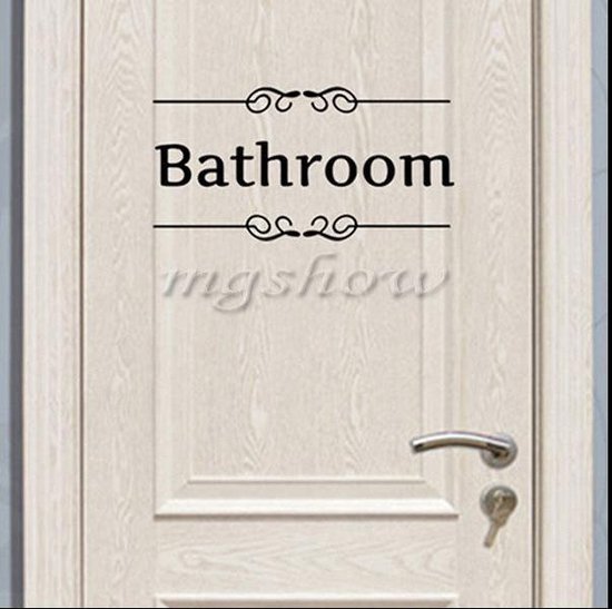 Zwarte 'Bathroom' sticker met sierlijke lijnen en krullen, op een crème houten deur.