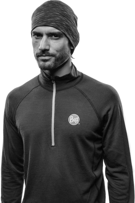 Man met gestreepte muts en effen donker vest met halve rits en Buff-logo.
