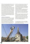 Oude botter en een ronde toren in een Nederlandse stad.