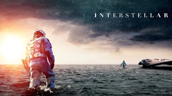 Een astronaut staat in het water met de zon die opkomt. Op de achtergrond drijft een ruimteschip op het water.