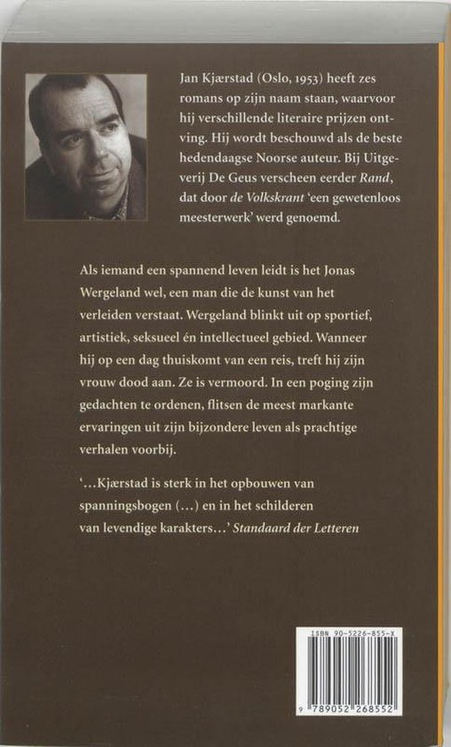 Achterkant boek "De verleider" van Jan Kjærstad met kleine foto van de auteur en achtergrondtekst.