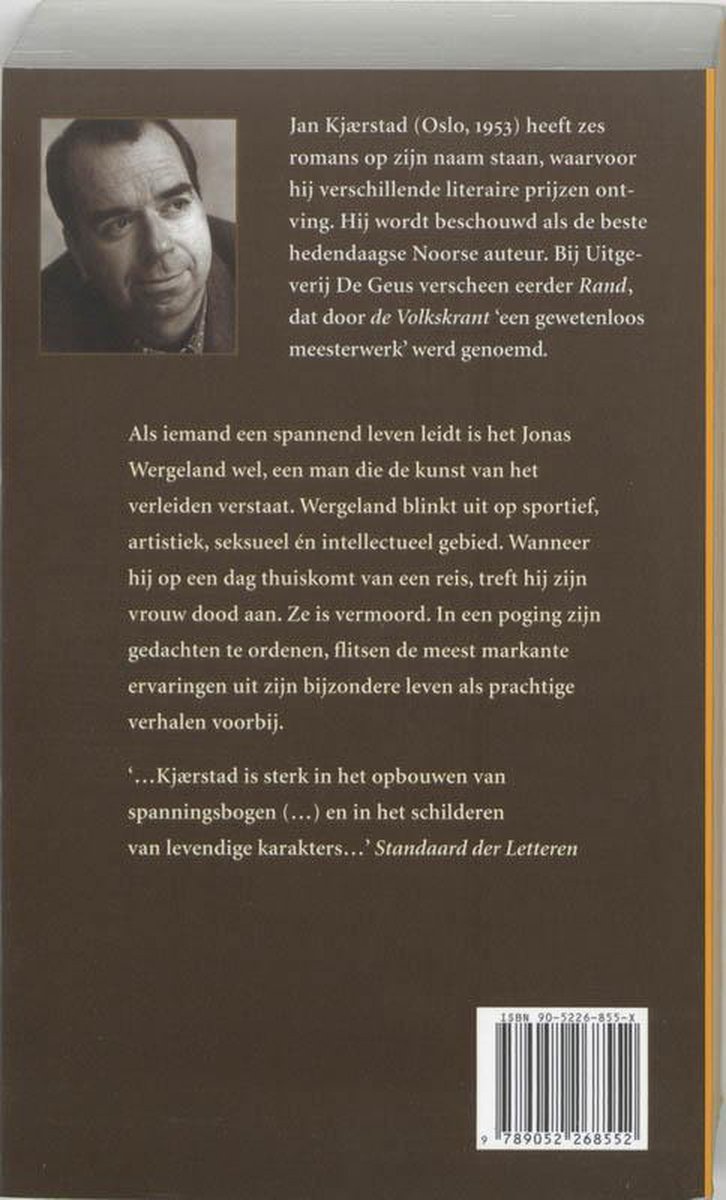 Achterkant boek "De verleider" van Jan Kjærstad met kleine foto van de auteur en achtergrondtekst.