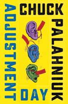 Boekcover met de titel 'ADJUSTMENT DAY CHUCK PALAHNIUK' in blauwe en zwarte letters. Drie oren in paars, blauw en groen met rode prijskaartjes.