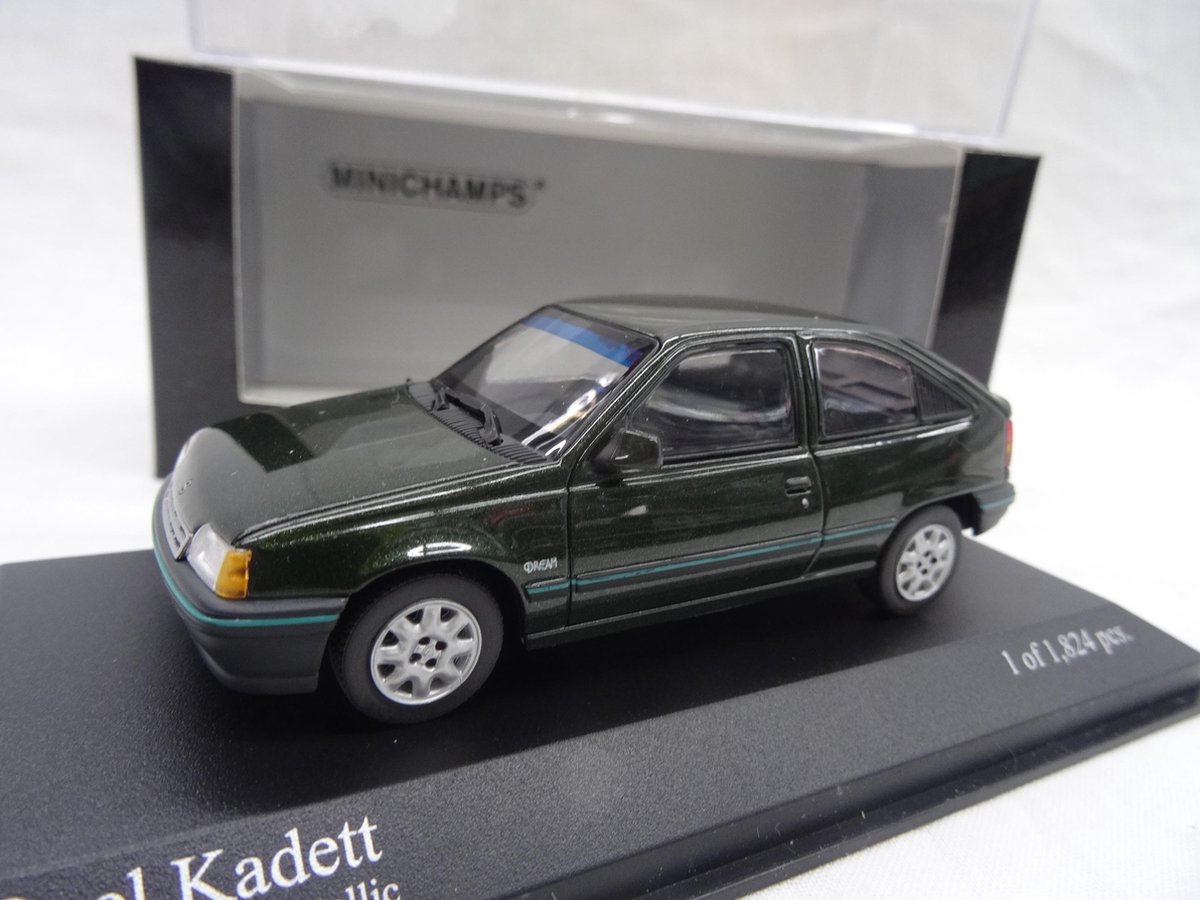 De 1:43 Diecast Modelcar van de Opel Kadett E van 1989 in Green.This schaalmodel is begrensd door 1824 stuks. De fabrikant is minichamps. Dit model is alleen online beschikbaar.