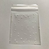 Kleine cellofaan zakjes met plakstrip - mat wit met witte stipjes - afmeting: 7 centimeter x 7 centimeter - vierkant - hersluitbaar - zakje met 100 stuks - traktatie - koekjes - snoepjes - ka