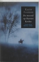 Karin Fossum De moord op Harriet Krohn. Een silhouet van een persoon op een paard in de mist, met een boom.