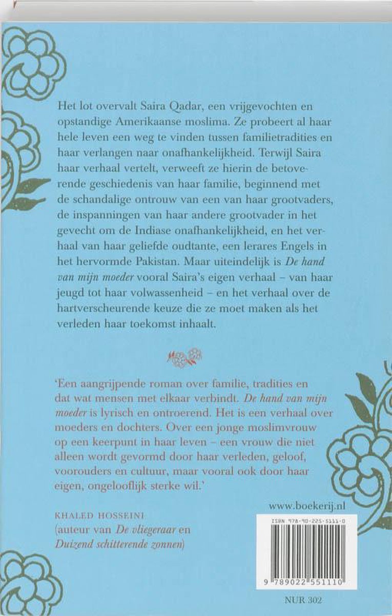 Boekcover van "De Hand Van Mijn Moeder" met op de achtergrond een verweven patroon met bloemen in donkerblauw en beige. De tekst is in het Nederlands.