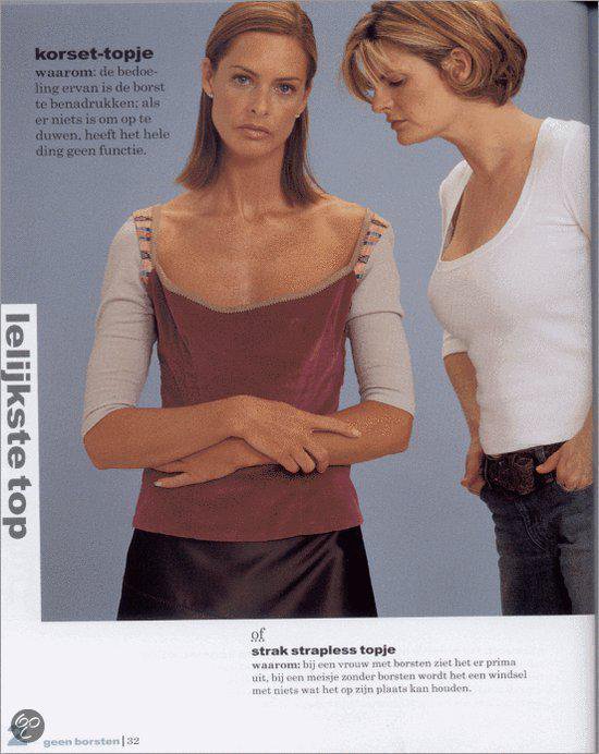 Model draagt een korset-topje met lange mouwen, met een roodbruin korset over een lichtgrijs shirt.