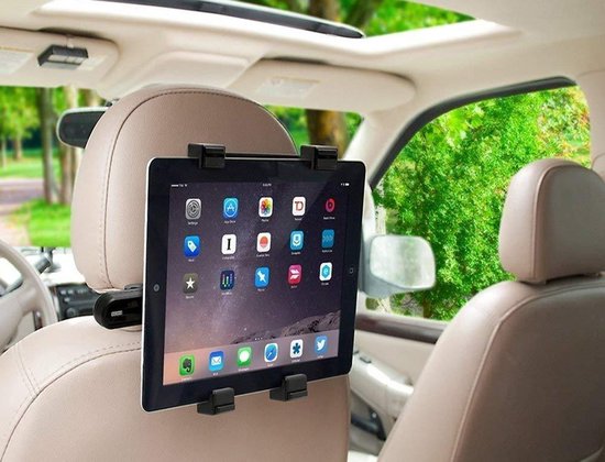 Zwarte tablet houder bevestigd aan hoofdsteun auto, met een tablet met apps.