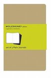 Set van 3 bruine Moleskine cahiers met een gele band met 'Set of 3 Plain Journals'.