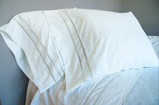 Ensemble de draps de luxe DeSafo Vienna en coton percal lavé 200TC: drap de dessus blanc. Dimensions: 240 X 280 cm avec deux taies d'oreiller 60 X 80 cm.