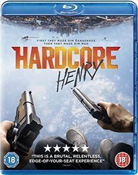 Blu-ray hoes voor Hardcore Henry met twee pistolen in de handen van de kijker, stadsgezicht op de achtergrond.