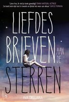 Boekomslag 'Liefdesbrieven aan de sterren'. Een meisje zit op de tekst te schrijven tegen een achtergrond van sterren en wolken.