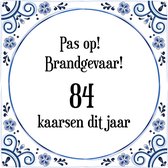 Verjaardag Tegeltje met Spreuk (84 jaar: Pas op! brandgevaar! 84 kaarsen dit jaar! + cadeau verpakking & plakhanger