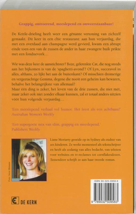 Portret van een blonde vrouw met een glimlach, in de hoek staat "De Kern".