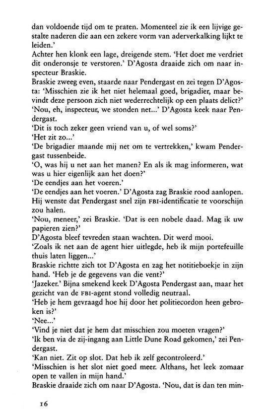 Een detective die een briefje van een verdachte ontvangt.