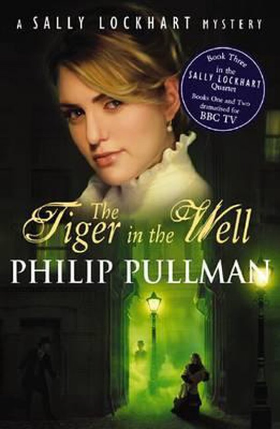 Couverture du livre 'The Tiger in the Well' par Philip Pullman. Une femme regarde devant, une lampe à gaz illumine une rue brumeuse.