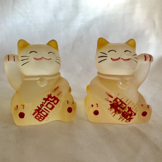 Geluksbrenger Japanse gelukskat-Het geluks katje "maneki neko." set van 2 stuks 3.8x3.8x4.8cm resin handgeschilderde gele kleur katten.