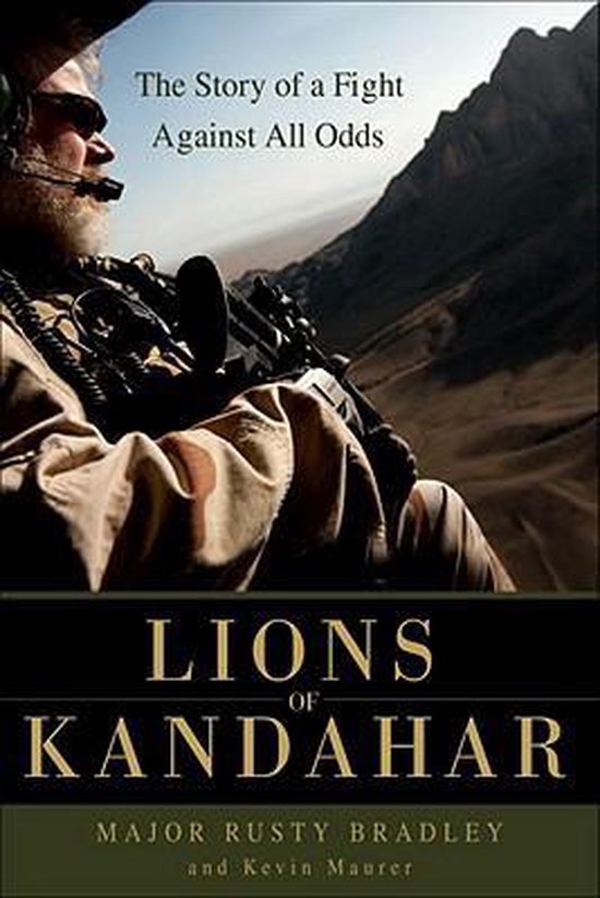 Boekomslag met een soldaat in camouflagekleding, een headset en een geweer, met op de achtergrond bergen. "Lions of Kandahar: The Story of a Fight Against All Odds".