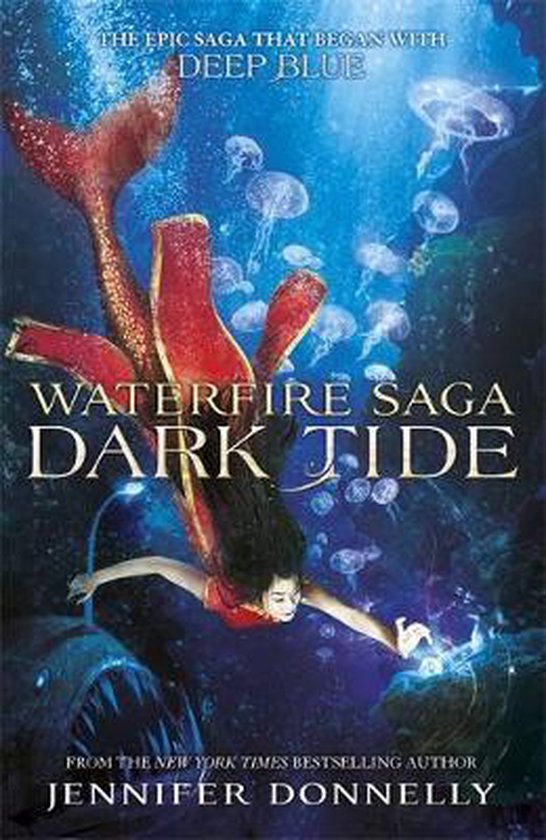 Een roodharige zeemeermin met een gouden staart zwemt in de diepblauwe oceaan, omringd door kwallen, tussen een haai en een schorpioenvis. Waterfire Saga Dark Tide.